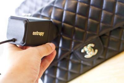 Lo scanner portatile in azione su una borsa