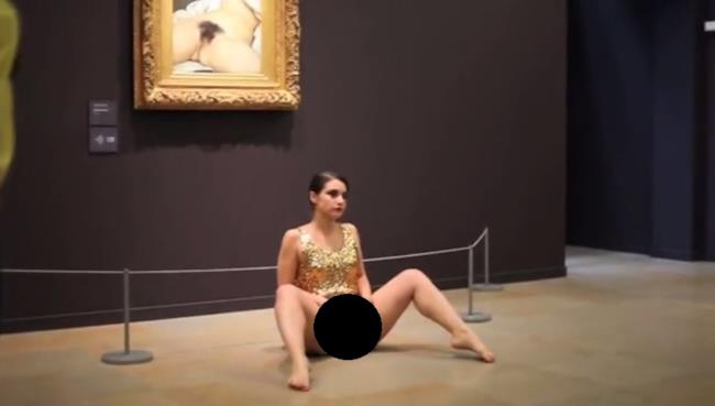 Artista nuda davanti al quadro