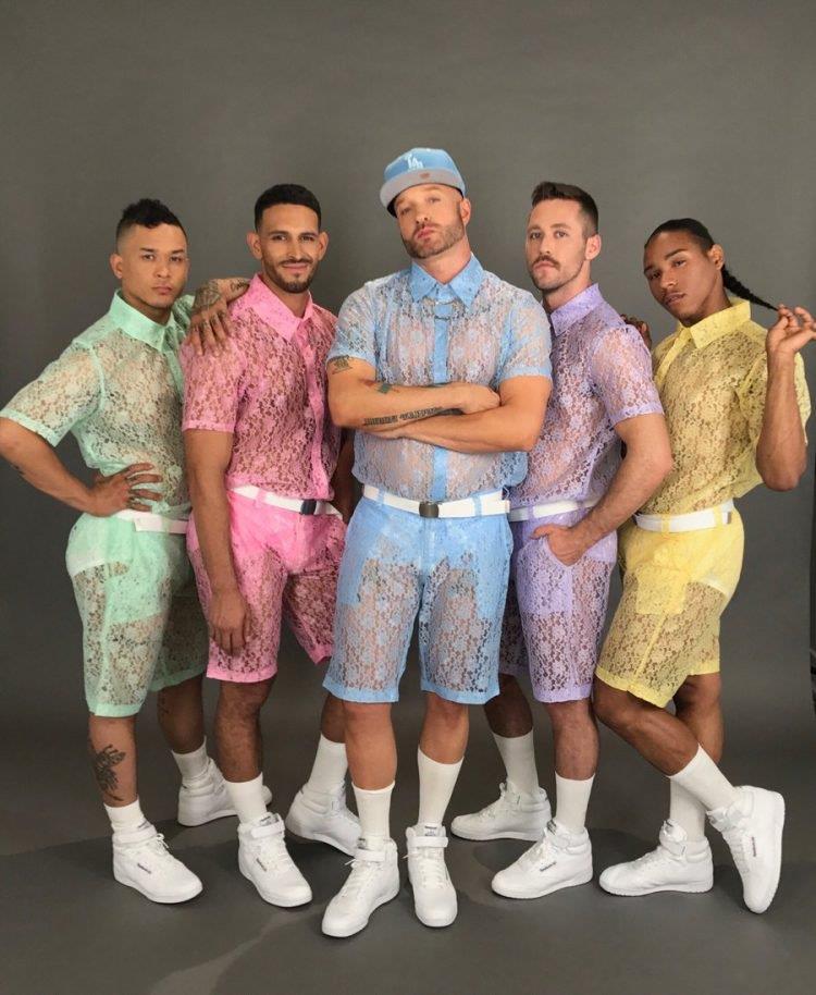 5 modelli che indossano i pantaloncini in pizzo floreale