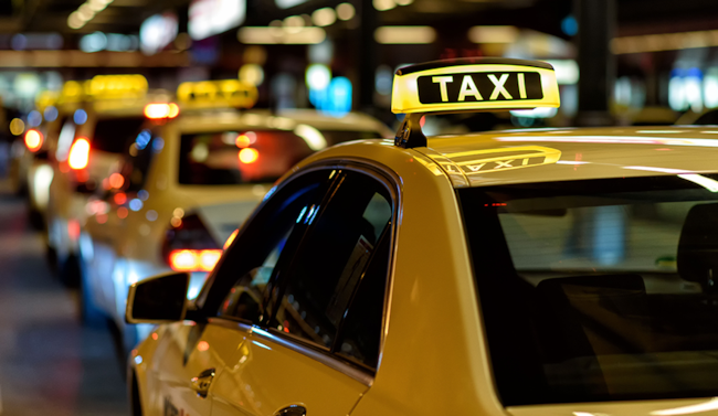 Un gruppo di taxi nelle strade La foto di alcuni taxi.