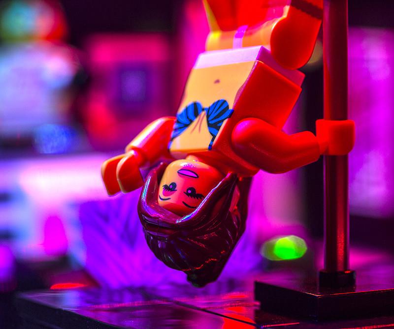 Una ballerina del LEGO strip club