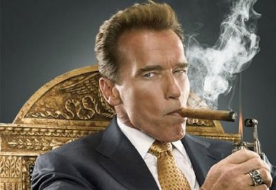 Schwarzenegger mentre fuma un sigaro