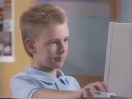 Il ragazzo del PC è d'accordo - GIF di reazione ai commenti, le più divertenti da usare su Whatsapp e Facebook