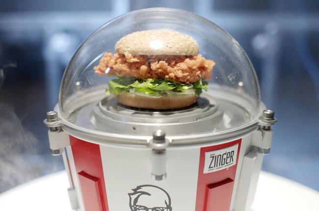 KFC manda i sandwich di pollo nello spazio Il sandwich di pollo KFC pronto a essere sparato nello spazio