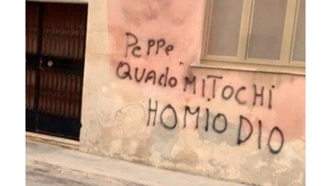 Scritta sgrammaticata d'amore sui muri