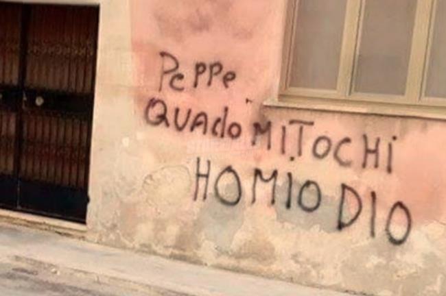 Scritta sgrammaticata d'amore sui muri