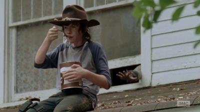 Carl mangia il suo pudding in una scena della serie