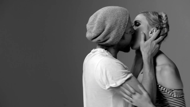 Bacio appassionato nel video First Kiss