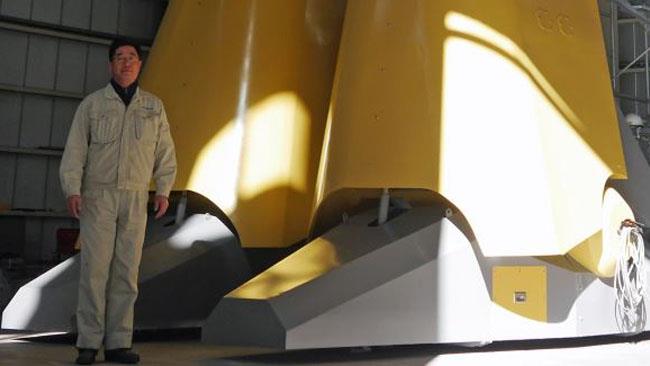 I piedi del robot È semplicemente enorme