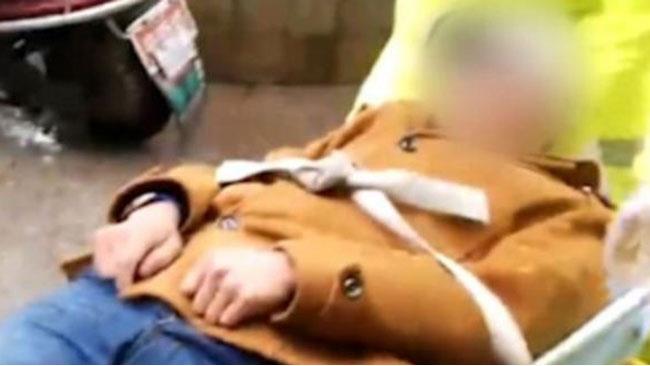 Paramedici soccorrono uomo rimasto paralizzato dopo 20 ore di gioco L'uomo in Cina soccorso dai paramedici