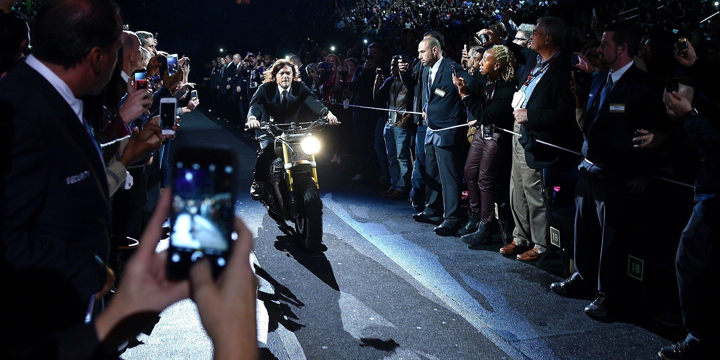 Norman Reedus entra al Madison Square Garden in motocicletta