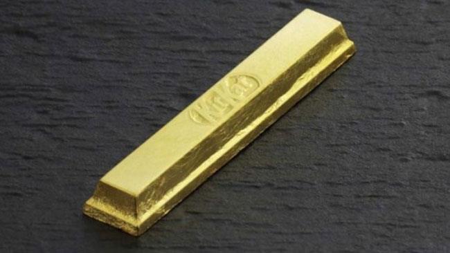 La barretta KitKat avvolta da una sottile foglia d'oro 24 carati, in vendita in Giappone. Una barretta KitKat avvolta da una carta d'oro 24 carati, disponibile da fine dicembre in Giappone