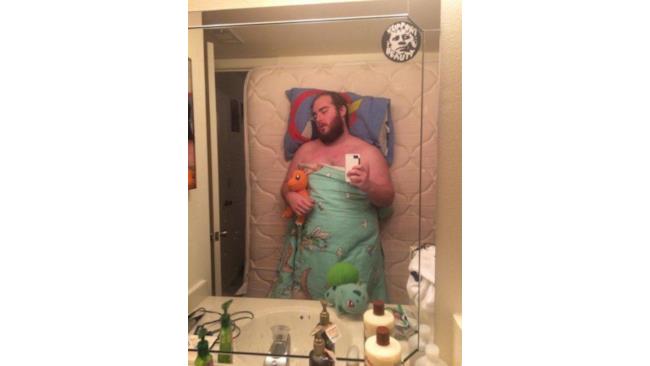 Ragazzo si fa un selfie in bagno come se fosse a letto