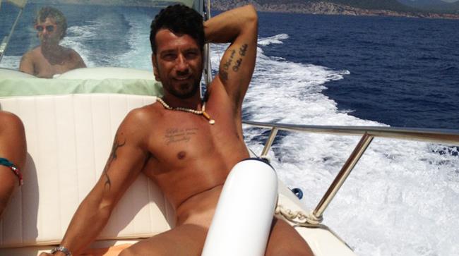 Costantino Vitagliano ha creato una app per il suo quarantesimo compleanno Costantino Vitagliano nudo in barca