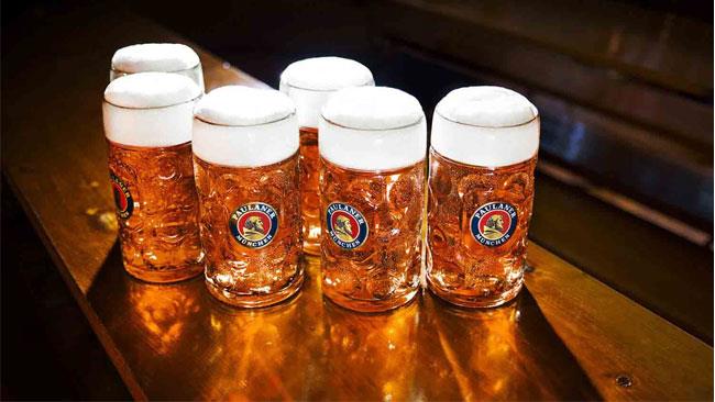 La birra è il miglior antidolorifico Dei boccali di birra appena spillati