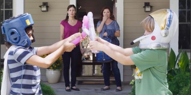 Dildo al posto delle pistole in una pubblicità progresso