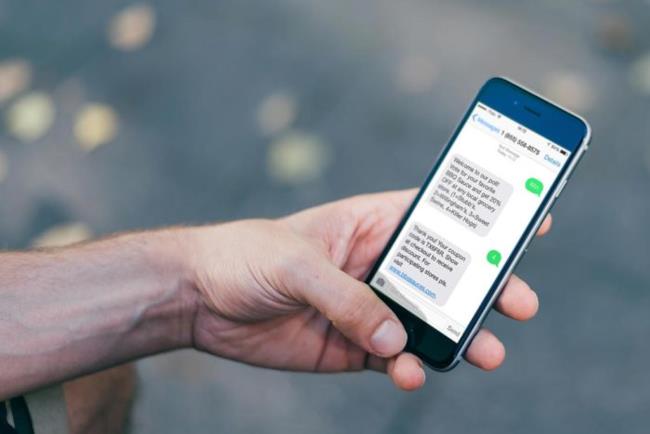 Un cellulare con alcuni SMS La foto di un cellulare