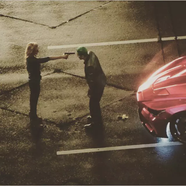 Harley Quinn minaccia il Joker con una pistola in Suicide Squad