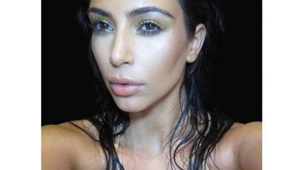 Selfish di Kim Kardashian: una raccolta di selfie della diva Kim Kardashian sulla copertina di Selfish