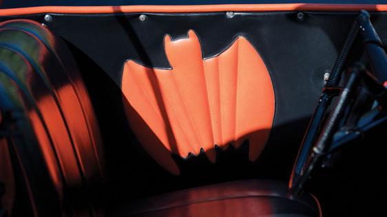 Il simbolo di Batman all'interno della Batmobile del 1966