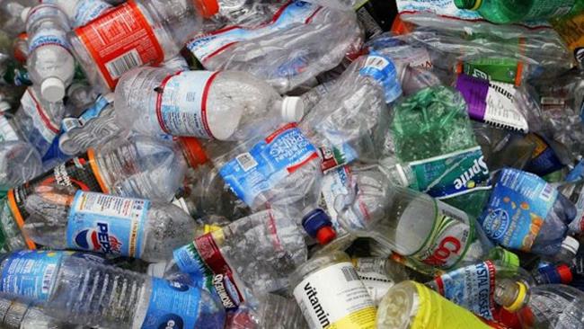 Scienziati scoprono un nuovo enzima che digerisce la plastica Diverse bottiglie di plastica vuote da smaltire