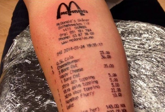 I'm loving it...forse troppo! Tatuaggio di uno scontrino di McDonalds su braccio