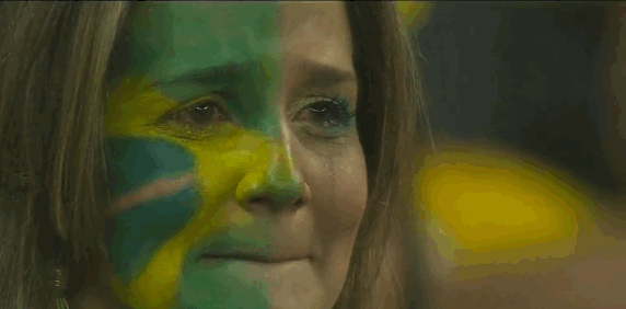 Il Brasile è stato umiliato dalla Germania ai Mondiali 2014 Tifosa brasiliana in lacrime