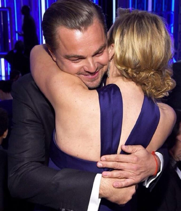 Leonardo di Caprio e Kate Winslet si abbracciano ai Golden Globes 2016