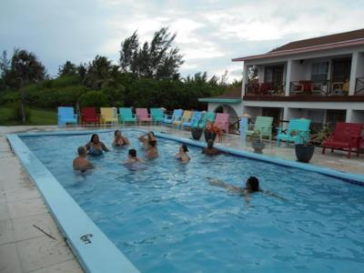 Alcuni clienti del resort conversano fra loro