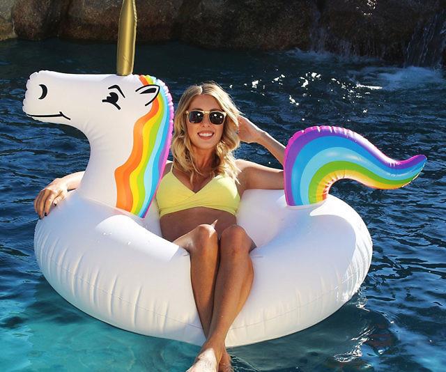 Il materassino unicorno usato in piscina