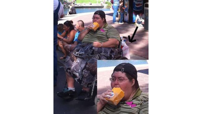 Una donna addenta un formaggio intero