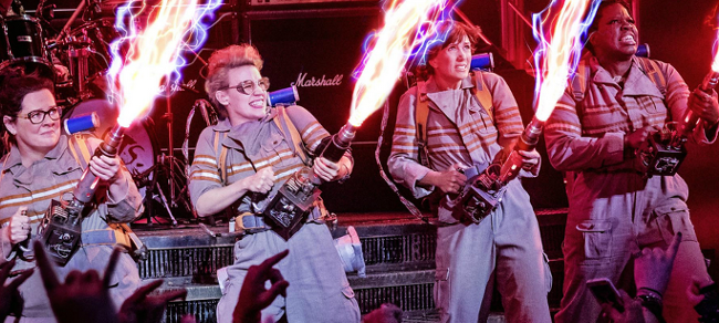 Ivan Reitman annuncia nuovi film del franchise Ghostbusters Le Ghostbusters in una scena del remake del 2016