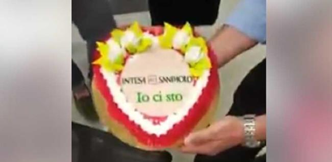 "Io ci sto", il video della direttrice di banca che fa ridere tutta l'Italia La torta del video con scritto "Io ci sto"