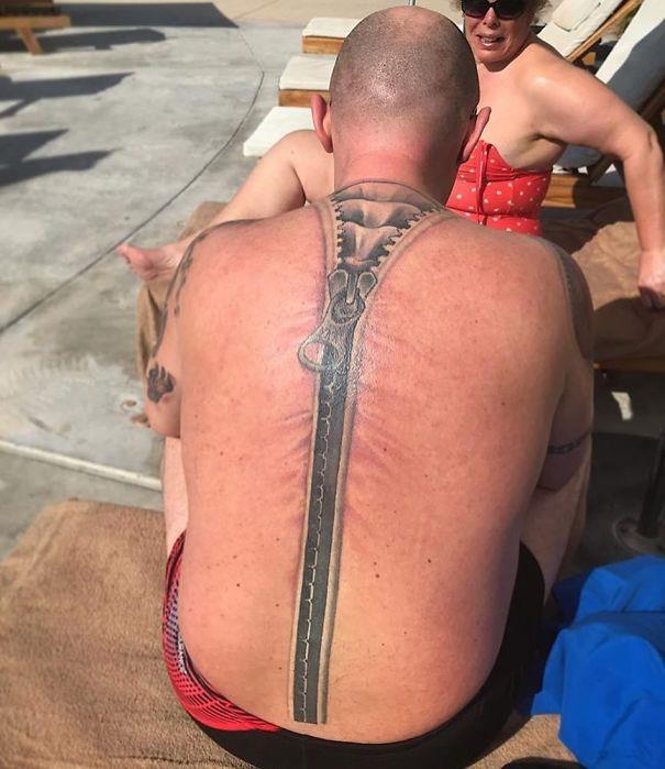 una cerniera tatuata sulla schiena - I peggiori tatuaggi mai realizzati