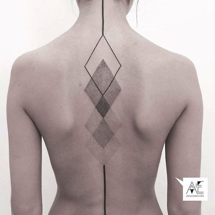 Un tatuaggio astratto per la schiena - Tatuaggi per la spina dorsale, i più belli per la tua schiena