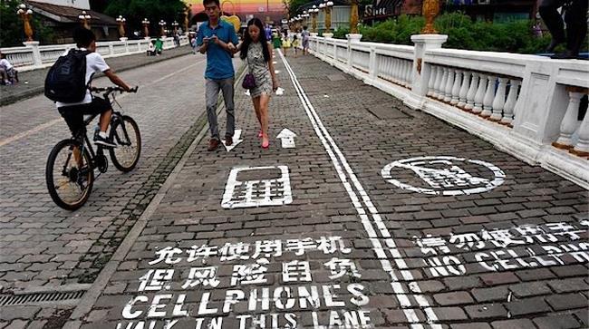 Corsia preferenziale per possessori di cellulari Corsia della strada dedicata ai pedoni che stanno usando il cellulari