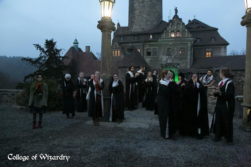 Alcuni studenti della scuola di magia in Polonia