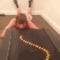 ragazzo che mangia le patatine dal tapis roulant