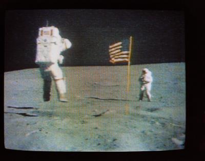 John Young saltella sulla Luna