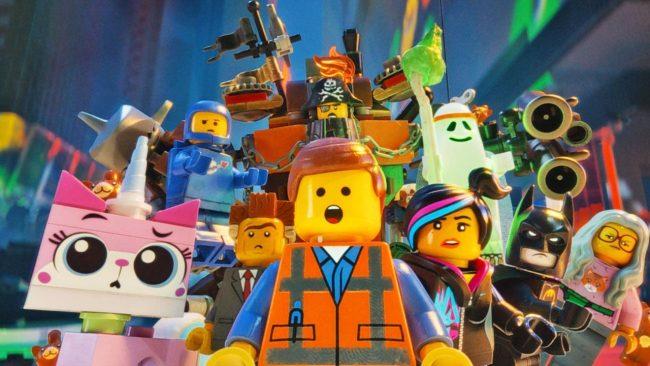 Alcuni LEGO rispondono alla notizia Una scena del film dedicato ai LEGO.
