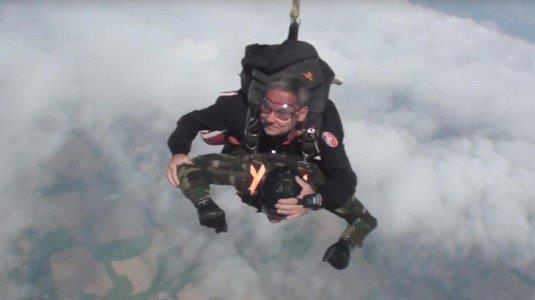 Uomo di 96 anni si getta con il paracadute Lancio con il paracadute di Giuseppe De Grada