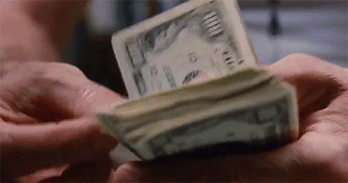 GIF di uno che conta soldi