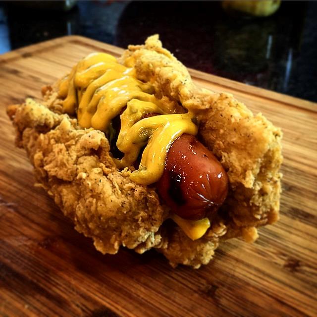 Una foto del Double Down Dog di KFC