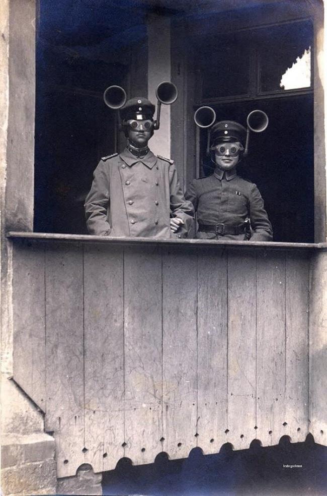 Immagine che raffigura due militari che usano il
