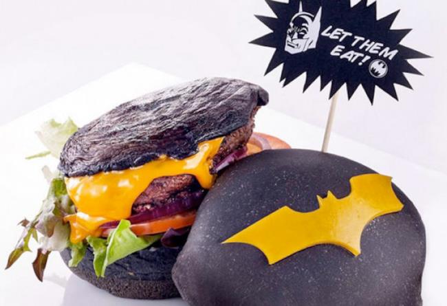 DC Comics ha aperto due fast-food a tema supereroistico Il burger ispirato a Batman