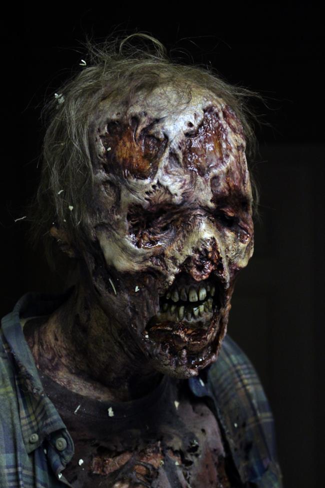 Primo piano di uno zombie nella stagione 6 di The Walking Dead