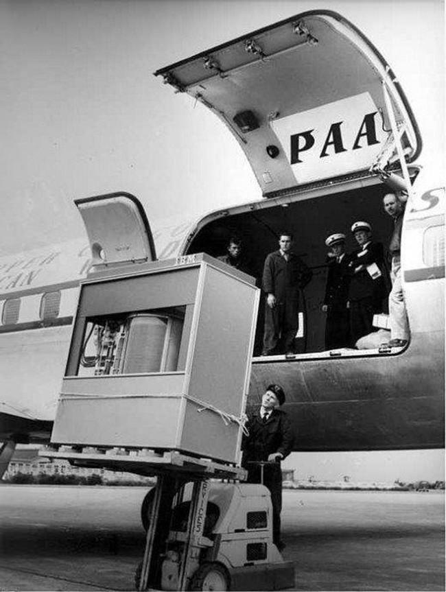 Immagine che raffigura un hard disk da 5MB caricato su un aereo