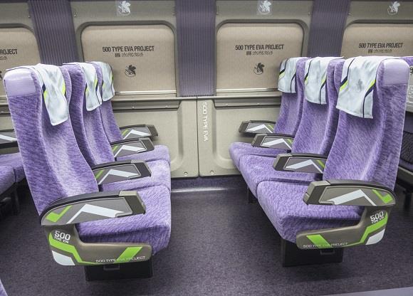 Gli interni del treno dedicato a Evangelion
