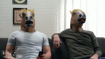 Due ragazzi con la testa da cavallo si danno il 5 - GIF di reazione ai commenti, le più divertenti da usare su Whatsapp e Facebook