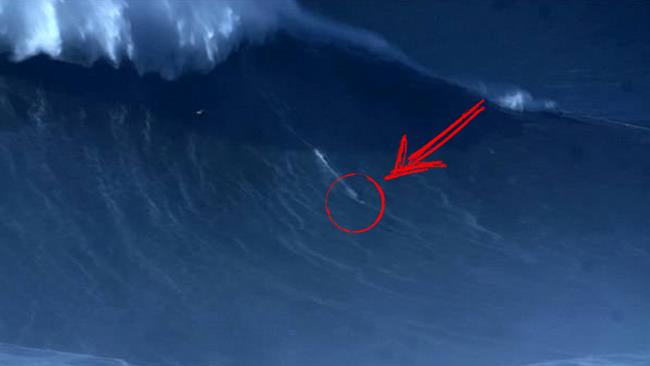 Surfista brasiliano doma onda di oltre 24 metri d'altezza, conquistando il record mondiale Rodrigo Koxa mentre cavalca l'onda da record